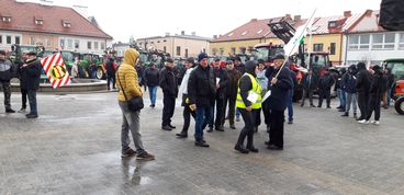 Kilkadziesiąt ciągników wyjechało dziś na drogi powiatu wieluńskiego. Rolnicy protestowali przeciw unijnej polityce rolnej